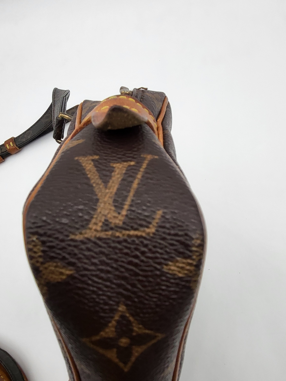 LOUIS VUITTON
Monogram Pochette Marly Bandouliere Crossbody..Authentic. - Picture 15 of 16